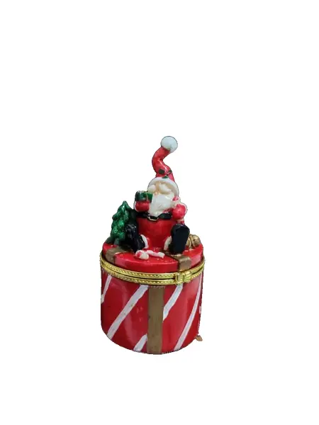 Foto de um(a) Porta Jóias Natalino Anos 90, da categoria de Porta-Jóias. Porta jóias papai noel em porcelana policromada com fecho em latão, década de 1990 A: 10 cm A do porta joias: 3,5 cm... Vendido no marketplace Trésors.