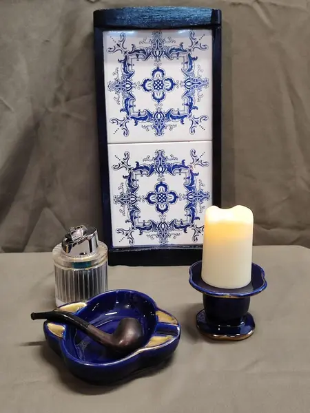Foto de um(a) Cinzeiro em Porcelana Azul Cobalto com Filete Dourado, Década de 1940, da categoria de Cinzeiros e coletores. Cinzeiro em porcelana azul cobalto com filete dourado, década de 1940. A: 3 cm / L: 14,5 cm Peso: 300 g. Mostrado de uma perspectiva diferente. Vendido no marketplace Trésors.