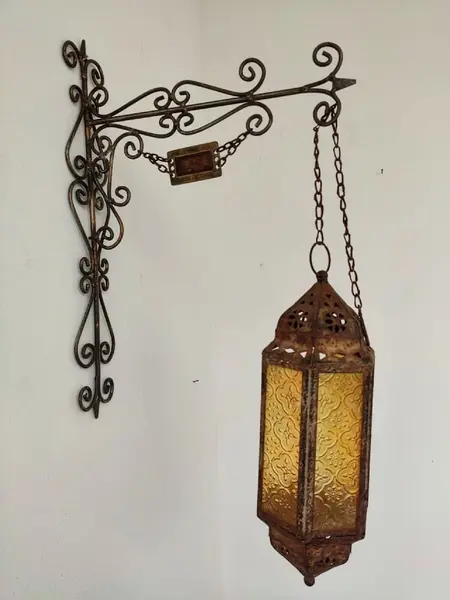 Foto de um(a) Lamparina Marroquina, da categoria de Arandelas. Lamparina marroquina em ferro oxidado e com vidro original na cor âmbar, utiliza vela, década de 1980. A: 32cm / Diâmetro:... Mostrado de uma perspectiva diferente. Vendido no marketplace Trésors.