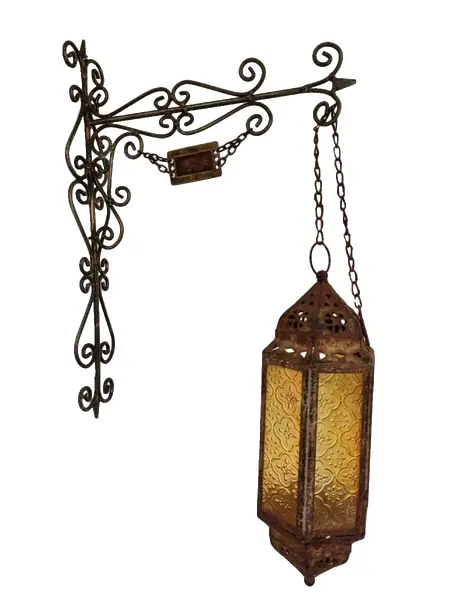 Foto de um(a) Lamparina Marroquina, da categoria de Arandelas. Lamparina marroquina em ferro oxidado e com vidro original na cor âmbar, utiliza vela, década de 1980. A: 32cm / Diâmetro:... Vendido no marketplace Trésors.