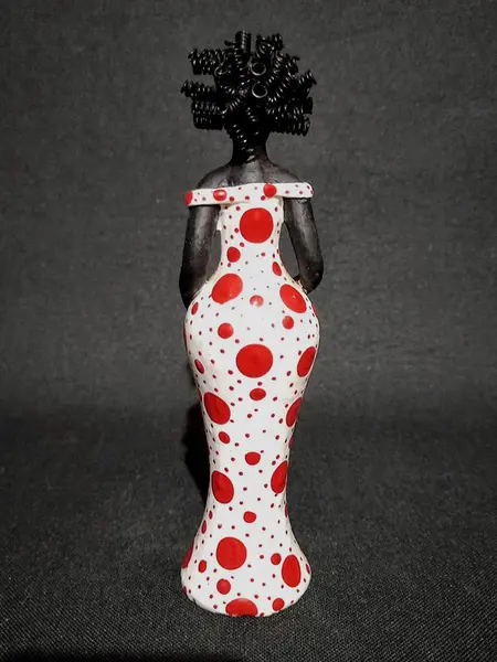 Foto de um(a) Escultura Woman Afro-Brasileira, Década de 2010, da categoria de Escultura. Arte popular afro-brasileira em cerâmica policromada e cabelos com molinhas de metal. Nordeste brasileiro, década de 2010.... Mostrado de uma perspectiva diferente. Vendido no marketplace Trésors.