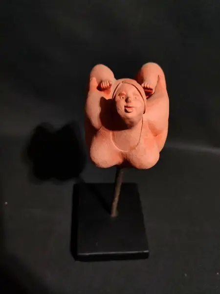 Foto de um(a) Escultura Terracota, da categoria de Escultura. Escultura corpo feminino em terracota com base em madeira e haste em ferro autor: marcelus ribas A: 26 cm L da escultura:... Mostrado de uma perspectiva diferente. Vendido no marketplace Trésors.