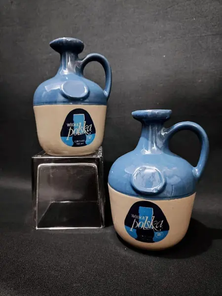 Foto de um(a) Garrafas em Cerâmica Esmaltada Polska, da categoria de Garrafas, potes e jarros. Garrafas em cerâmica esmaltada capacidade de 1l. Decorativas e reutilizáveis. A: 19 cm / Diâmetro: 12 cm Peso: 836 g e 790 g. Mostrado de uma perspectiva diferente. Vendido no marketplace Trésors.