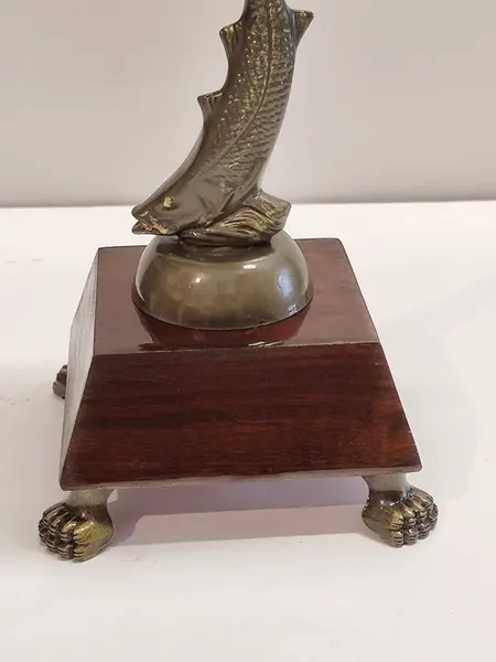 Foto de um(a) Globo Terrestre Robalo e Imbuia, Peça Única, da categoria de Globos. Globo terrestres de mesa: base em imbuia com pés de garra, tendo como haste um robalo em latão com pátina bronze. Globo... Mostrado de uma perspectiva diferente. Vendido no marketplace Trésors.