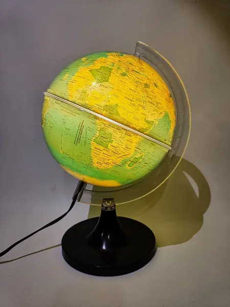Foto de um(a) Luminária Globo Terrestre, Década de 1990, da categoria de Abajures. Luminária de globo terrestre político da libreria, um clássico desde sempre. Globo e base em acrílico com iluminação... Mostrado de uma perspectiva diferente. Vendido no marketplace Trésors.