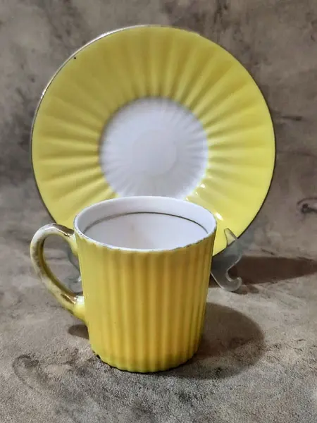 Foto de um(a) Par de Xícaras Gibo Bav anos 50, da categoria de Xícaras. Par de xícaras de cafézinho em porcelana frisada uma amarela e outra verde com filete dourado e resquícios na alça, década... Mostrado de uma perspectiva diferente. Vendido no marketplace Trésors.