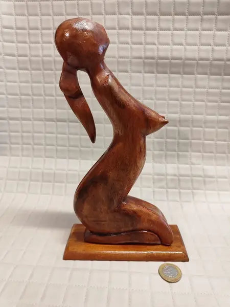 Foto de um(a) Escultura Balinesa em Madeira, Década de 2000, da categoria de Escultura. Escultura balinesa em madeira representando o feminino com a visão do artista, década de 2000. A: 27 cm L: 4 cm P: 13 cm... Mostrado de uma perspectiva diferente. Vendido no marketplace Trésors.
