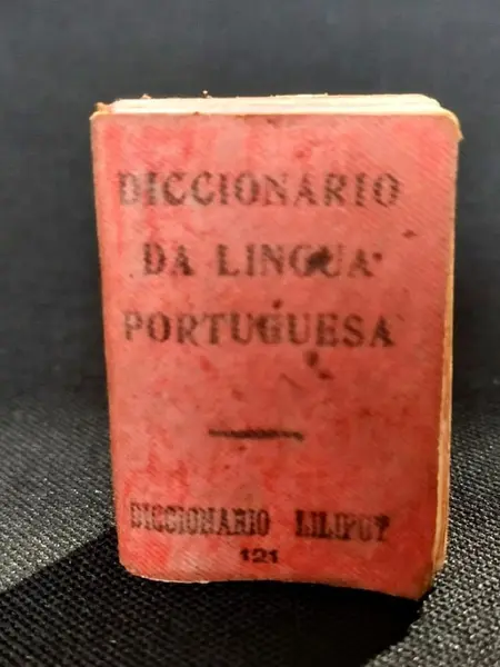 Foto de um(a) Micro Mini Dicionário Anos 50, da categoria de Livros. Mini dicionário de português, raridade dos anos 1950, lilliput, com 760 páginas. A: 5 cm / P: 1,4 cm / L: 3,5 cm. Mostrado de uma perspectiva diferente. Vendido no marketplace Trésors.