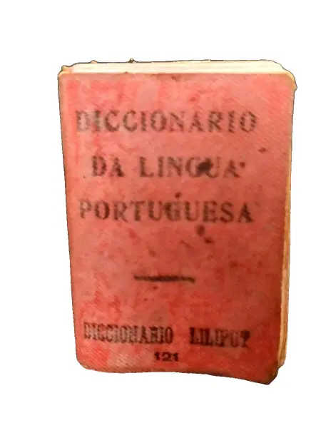 Foto de um(a) Micro Mini Dicionário Anos 50, da categoria de Livros. Mini dicionário de português, raridade dos anos 1950, lilliput, com 760 páginas. A: 5 cm / P: 1,4 cm / L: 3,5 cm. Vendido no marketplace Trésors.