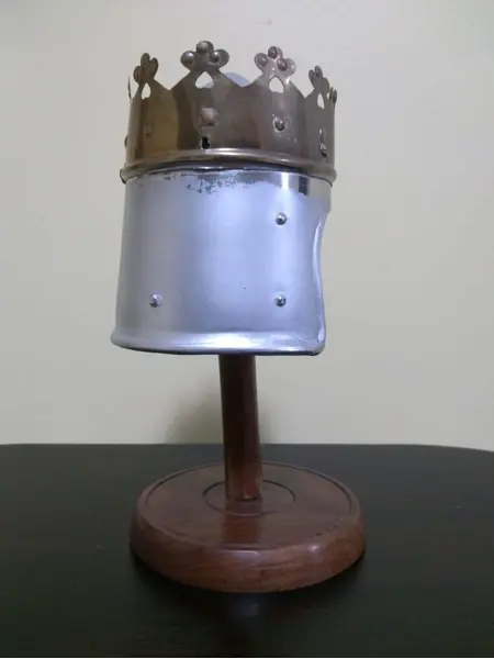 Foto de um(a) Elmo Design, da categoria de Escultura. Elmo em alumínio e coroa em latão oxidado base em madeira. peça única pelo designer marcelus ribas A: 17cm Peso: 270g. Mostrado de uma perspectiva diferente. Vendido no marketplace Trésors.