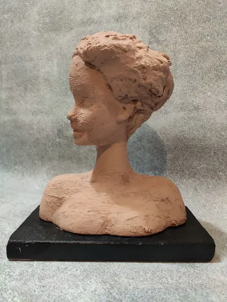 Foto de um(a) Busto Feminino anos 2000, da categoria de Escultura. Busto feminino em técnica mista com pátina terracota e base em granito ebanizado, década de 2000 peça única pelo designer... Mostrado de uma perspectiva diferente. Vendido no marketplace Trésors.