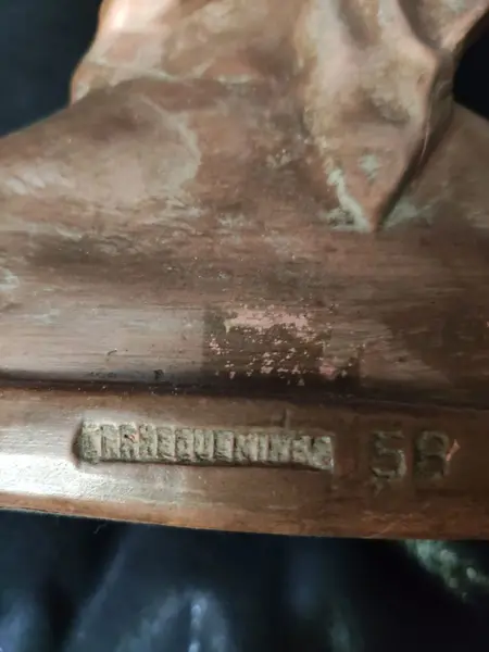 Foto de um(a) Torso Feminino em Terracota, da categoria de Escultura. Torso feminino toda em terracota, assinada pelo artista. Mede: 22cm de largura, 11,5cm de profundidade e 25cm de altura... Mostrado de uma perspectiva diferente. Vendido no marketplace Trésors.