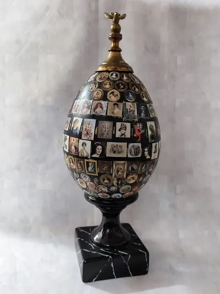 Foto de um(a) Ovodama, Ovo em Cerâmica com Decoupage, Década de 1980, da categoria de Escultura. Ovodama: ovo em cerâmica, década de 1980, com decoupage de imagens clássicas de mulheres de várias épocas, com uma pomba em... Mostrado de uma perspectiva diferente. Vendido no marketplace Trésors.