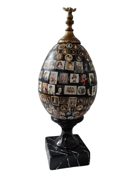 Foto de um(a) Ovodama, Ovo em Cerâmica com Decoupage, Década de 1980, da categoria de Escultura. Ovodama: ovo em cerâmica, década de 1980, com decoupage de imagens clássicas de mulheres de várias épocas, com uma pomba em... Vendido no marketplace Trésors.