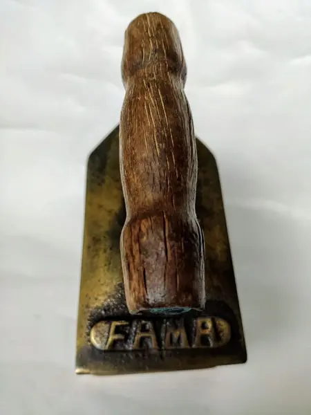 Foto de um(a) Ferro Anos 30, da categoria de Outros colecionáveis. Ferro de passar com banho de latão oxidado com cabo em madeira original, década de 1930 marca fama, indústria brasileira A:... Mostrado de uma perspectiva diferente. Vendido no marketplace Trésors.