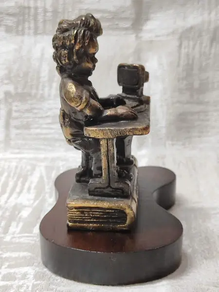 Foto de um(a) Escultura em Resina Com Banho de Latão, Década de 1990, da categoria de Escultura. Escultura de mesa de resina com banho de latão envelhecido, base orgânica em madeira de imbuia. Bem comum nos anos 1990 e o... Mostrado de uma perspectiva diferente. Vendido no marketplace Trésors.
