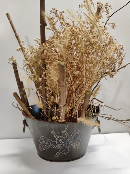 Foto de um(a) Cachepô em Ferro com Decupage Led Zeppelin, Peça Única, Década de 2000, da categoria de Cachepot. Cachepô em ferro com ferrugem preservada, alças em latão nas laterais e decupage em um dos lados, década de 2000, peça... Mostrado de uma perspectiva diferente. Vendido no marketplace Trésors.