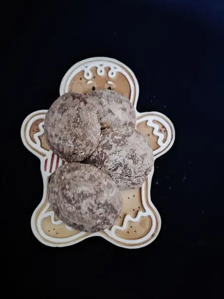 Foto de um(a) Divertida Bolacha de Gengibre em Cerâmica Policromada, Década de 1980, da categoria de Pratos Decorativos. Divertida bolacha de gengibre em cerâmica policromada com suporte de parede e pezinhos de apoio para ser usado como prato... Mostrado de uma perspectiva diferente. Vendido no marketplace Trésors.