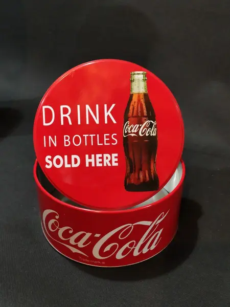 Foto de um(a) Lata Coca-Cola, da categoria de Outros colecionáveis. Lata oficial da coca cola. Um clássico de se ter. A: 7,6 cm Diâmetro: 16,8 cm Peso: 148 g. Mostrado de uma perspectiva diferente. Vendido no marketplace Trésors.