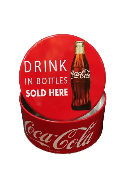 Foto de um(a) Lata Coca-Cola, da categoria de Outros colecionáveis. Lata oficial da coca cola. Um clássico de se ter. A: 7,6 cm Diâmetro: 16,8 cm Peso: 148 g. Vendido no marketplace Trésors.