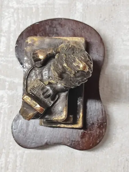 Foto de um(a) Escultura em Resina Com Banho de Latão, Década de 1990, da categoria de Escultura. Escultura de mesa de resina com banho de latão envelhecido, base orgânica em madeira de imbuia. Bem comum nos anos 1990 e o... Mostrado de uma perspectiva diferente. Vendido no marketplace Trésors.
