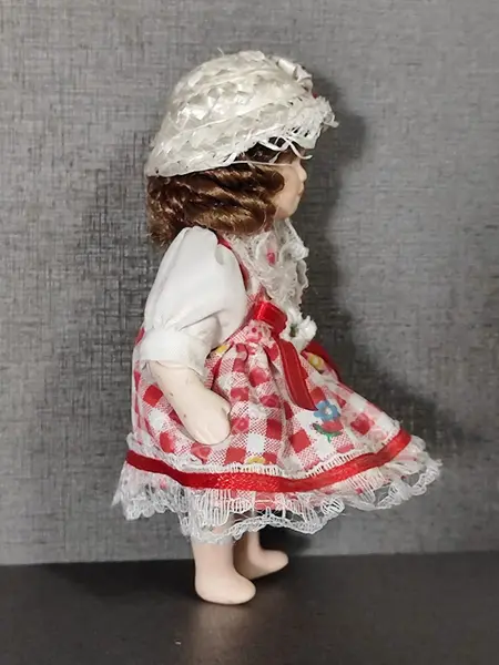 Foto de um(a) Bonequinha de Porcelana, Década de 1990, da categoria de Bonecas. Pequena boneca de porcelana com vestimentas original. Peça colecionável dos anos 1990. A: 12,5 cm L: 5 cm P: 3,5 cm peso:... Mostrado de uma perspectiva diferente. Vendido no marketplace Trésors.