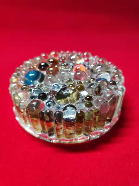 Foto de um(a) Peso de Papel em Vidro com Fragmentos de Cristal de Murano, Década de 1940, da categoria de Pesos de papel. Peso de papel em vidrão com bolhas coloridas feitas com fragmentos de cristal de murano, porcelana e metal. Laterais... Mostrado de uma perspectiva diferente. Vendido no marketplace Trésors.