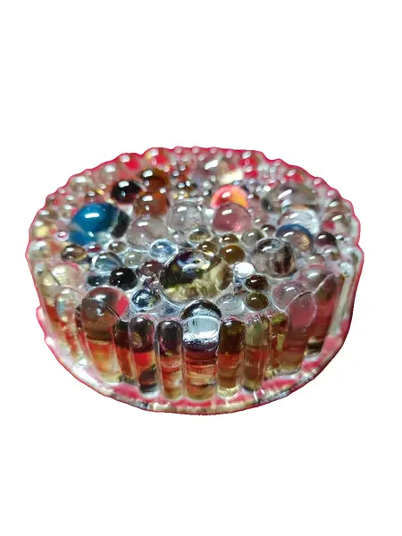 Foto de um(a) Peso de Papel em Vidro com Fragmentos de Cristal de Murano, Década de 1940, da categoria de Pesos de papel. Peso de papel em vidrão com bolhas coloridas feitas com fragmentos de cristal de murano, porcelana e metal. Laterais... Vendido no marketplace Trésors.