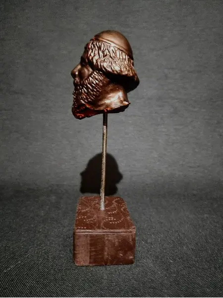 Foto de um(a) Fragmento Rosto Masculino, da categoria de Escultura. Fragmento de escultura de um rosto masculino em gesso com acabamento em bronze envelhecido e base em madeira e couro... Mostrado de uma perspectiva diferente. Vendido no marketplace Trésors.
