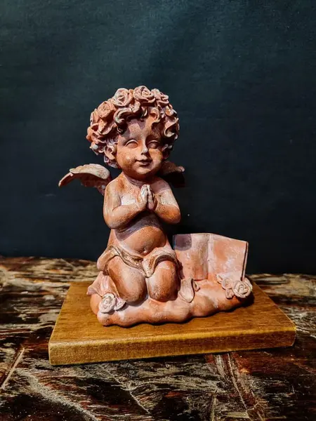 Foto de um(a) Escultura Angelical, Década de 2000, da categoria de Escultura. Escultura angelical em poliresina italiana com acabamento em terracota envelhecida, base em madeira, década de 2000. Peça... Mostrado de uma perspectiva diferente. Vendido no marketplace Trésors.