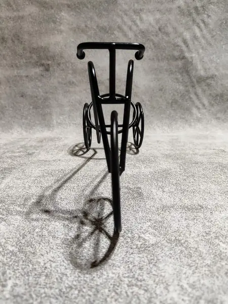 Foto de um(a) Porta Garrafa Bicicleta em Ferro, Década de 1990, da categoria de Suportes para garrafas de vinho. Porta garrafa bicicleta em ferro ebanizado, década de 1990 A: 15cm L: 10 cm P: 23 cm Peso: 390 g. Mostrado de uma perspectiva diferente. Vendido no marketplace Trésors.