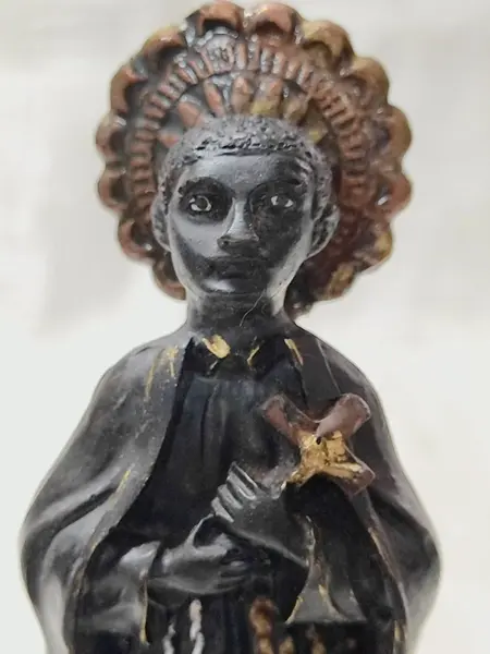Foto de um(a) Imagem de Santo Antônio de Categeró em Resina e Imbuia, da categoria de Objetos religiosos e espirituais. Imagem de santo antônio de categeró em resina com base em madeira de imbuia. A: 15 cm L: 4,5 cm P: 2 cm Diâmetro da base:... Mostrado de uma perspectiva diferente. Vendido no marketplace Trésors.