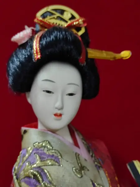 Foto de um(a) Gueixa em Porcelana, Década de 1970, da categoria de Modelos e estatuetas. Gueixa com cabeça, mãos e pé de porcelana vestindo sua indumentária característica, base em madeira com pezinhos em latão... Mostrado de uma perspectiva diferente. Vendido no marketplace Trésors.