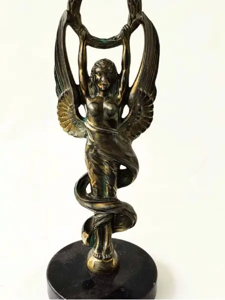 Foto de um(a) Escultura Anjo da Vitória, da categoria de Escultura. Escultura anjo da vitória com coroa de louro e base em granito, década de 1940. A: 34cm / L: 11cm D base: 12,5cm peso:... Mostrado de uma perspectiva diferente. Vendido no marketplace Trésors.
