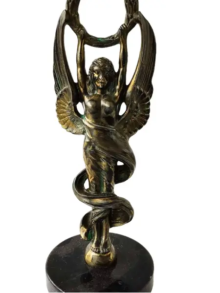 Foto de um(a) Escultura Anjo da Vitória, da categoria de Escultura. Escultura anjo da vitória com coroa de louro e base em granito, década de 1940. A: 34cm / L: 11cm D base: 12,5cm peso:... Vendido no marketplace Trésors.
