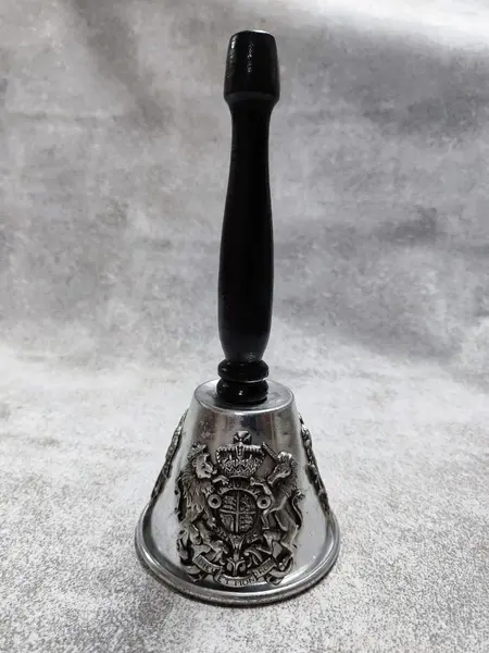 Foto de um(a) Sineta de Mesa em Alumínio, Década de 1980, da categoria de Outros objetos decorativos. Sineta de mesa em alumínio com apliques de 4 brasões, cabo torneado em madeira e pêndulo em madeira, década de 1980 A: 22... Mostrado de uma perspectiva diferente. Vendido no marketplace Trésors.