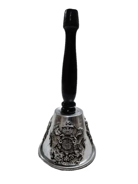 Foto de um(a) Sineta de Mesa em Alumínio, Década de 1980, da categoria de Outros objetos decorativos. Sineta de mesa em alumínio com apliques de 4 brasões, cabo torneado em madeira e pêndulo em madeira, década de 1980 A: 22... Vendido no marketplace Trésors.