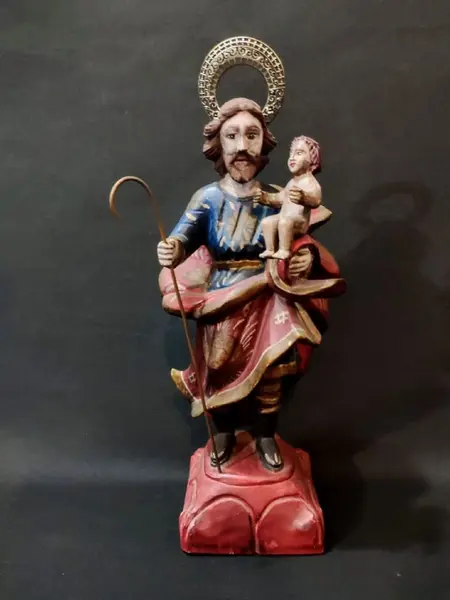 Foto de um(a) Imagem São José de Botas 80'S, da categoria de Objetos religiosos e espirituais. São josé de botas esculpido em madeira policromada com menino jesus móvel e com linda panagem e esplendor prateado, década... Mostrado de uma perspectiva diferente. Vendido no marketplace Trésors.