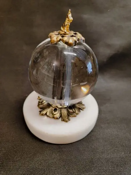 Foto de um(a) Bola de Cristal Decorativa, Década de 2000, da categoria de Outros objetos decorativos. Bola de cristal decorativa com base em mármore branco e ferragens em latão. Para completar, um yorkshire terrier dourado no... Mostrado de uma perspectiva diferente. Vendido no marketplace Trésors.