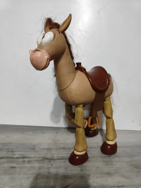 Foto de um(a) Mini Bullseye Toy Story. Anos 2000, da categoria de Figuras de ação. Mini bullseye do filme toy story, cavalo do personagem jessie - articulado e divertido, década de 2000. 25cm de altura 6cm... Mostrado de uma perspectiva diferente. Vendido no marketplace Trésors.