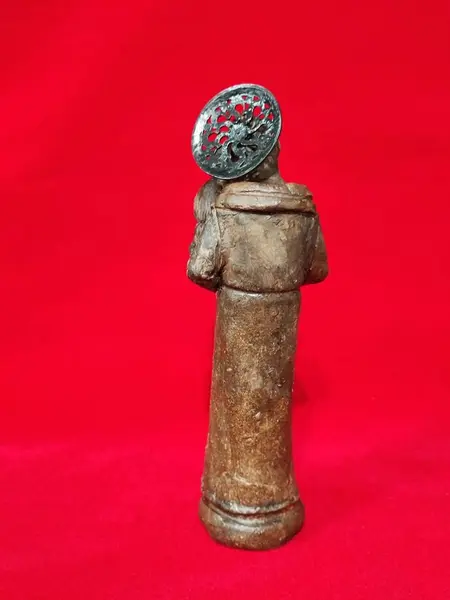 Foto de um(a) Imagem de Santo Antônio, Porto Seguro - Bahia, Década de 1980, da categoria de Objetos religiosos e espirituais. Imagem de santo antônio em terracota. Esplendor e coroa em metal. Com descrição do artesão e como todas as obras do autor,... Mostrado de uma perspectiva diferente. Vendido no marketplace Trésors.