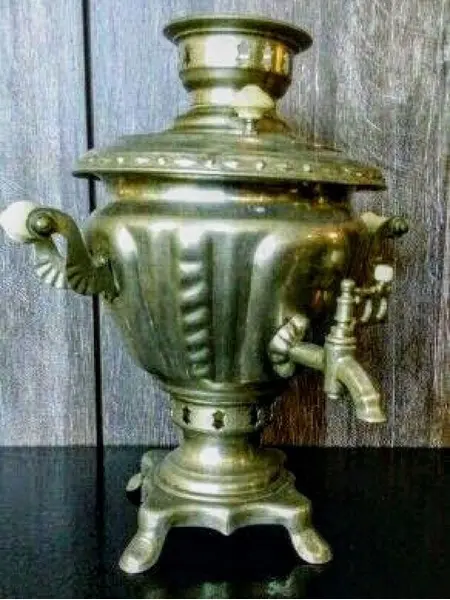 Foto de um(a) Samovar Russo Anos 40, da categoria de Chaleiras. Samovar russo elétrico em latão niquelado com alças em baquelite, década de 1940. A: 30cm/ Diâmetro: 17,5cm Base: 12 x 12cm... Mostrado de uma perspectiva diferente. Vendido no marketplace Trésors.