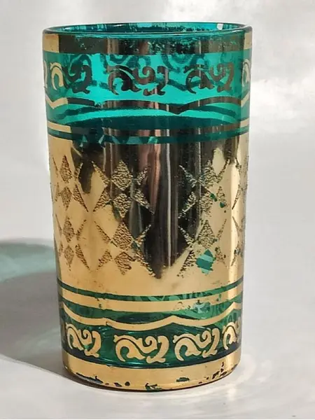 Foto de um(a) Conjunto Coreia anos 70, da categoria de Copos. Seis copos de vidro verde com folheação em ouro, década de 1970, feitos na coreia. A: 10 cm Diâmetro: 6 cm peso: 177 g -... Mostrado de uma perspectiva diferente. Vendido no marketplace Trésors.