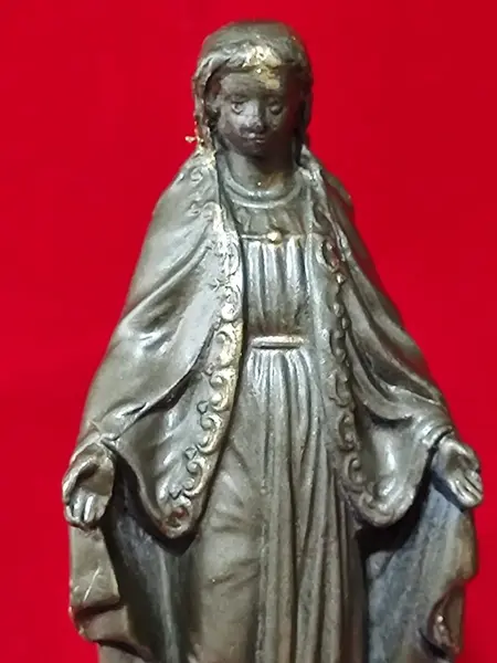 Foto de um(a) Imagem Nossa Senhora Das Graças, Feito Na Alemanha, Década de 1930, da categoria de Objetos religiosos e espirituais. Imagem da nossa senhora das graças em antimônio com pátina bronze, base em madeira ebanizada e pezinhos em latão. Feito na... Mostrado de uma perspectiva diferente. Vendido no marketplace Trésors.