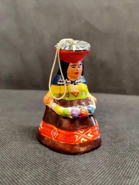 Foto de um(a) Sineta em Cerâmica, Artesanato Peruano, Década de 1980, da categoria de Memorabilia de viagem & souvenir. Sineta e badalo em cerâmica policromada, artesanato peruano com traje típico, década de 1980. A: 9 cm / Diâmetro: 6 cm /... Mostrado de uma perspectiva diferente. Vendido no marketplace Trésors.