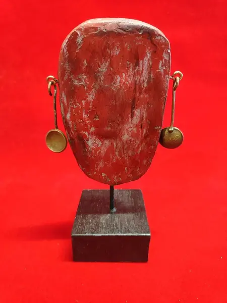 Foto de um(a) Máscara Coral, Buenos Aires, La Boca, Década de 1980, da categoria de Escultura. Máscara em cimento com acabamento descascado na cor coral, brinco feitos com moedas argentinas da década de 1970 e base... Mostrado de uma perspectiva diferente. Vendido no marketplace Trésors.