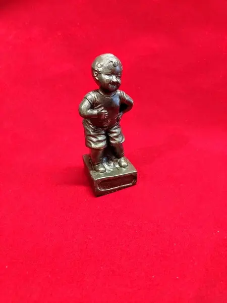 Foto de um(a) Pequena Escultura Menino em Antimônio, Década de 1940, da categoria de Escultura. Pequena escultura de mesa em antimônio com pátina bronze, decada de 1940. A: 13,5 cm L: 6 cm P: 4 cm Base: 5,8 x 5 cm Peso:... Mostrado de uma perspectiva diferente. Vendido no marketplace Trésors.