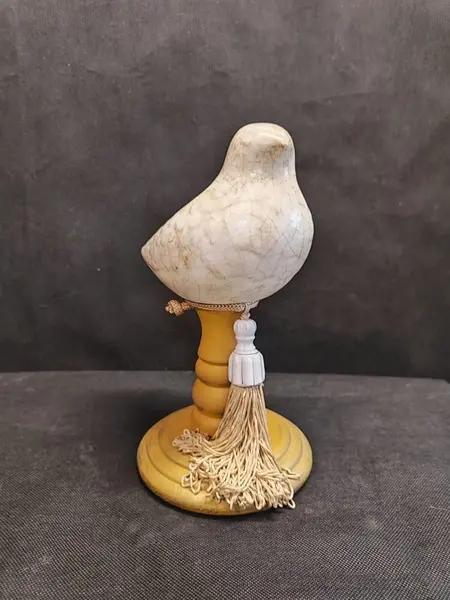 Foto de um(a) Pomba em Cerâmica e Madeira, Década de 2000, da categoria de Modelos e estatuetas. Pomba de cerâmica craquelada na cor bege e base em madeira torneada na cor mostarda, tassel bege com porcelana, década de... Mostrado de uma perspectiva diferente. Vendido no marketplace Trésors.
