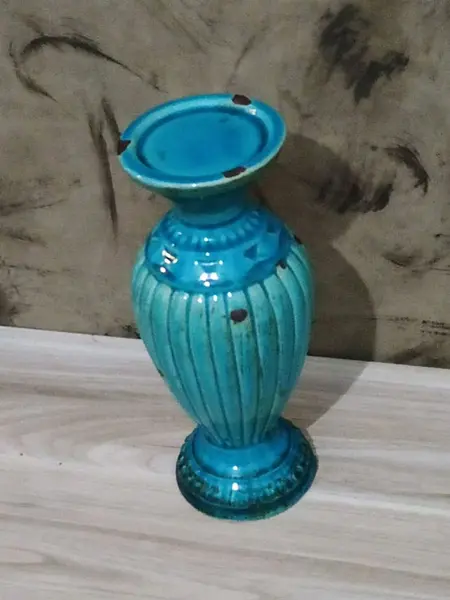 Foto de um(a) Castiçal Blue anos 2000, da categoria de Castiçais. Castiçal em porcelana craquelada e envelhecida na cor turquesa, década de 2000 A: 29 cm diâmetro da base: 10 cm diâmetro do... Mostrado de uma perspectiva diferente. Vendido no marketplace Trésors.