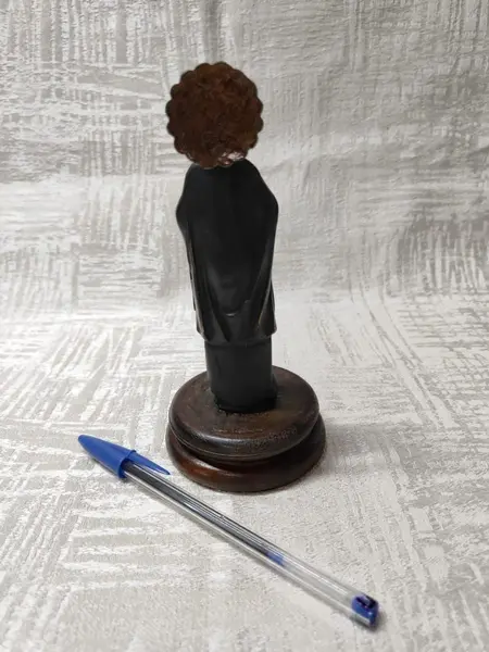 Foto de um(a) Imagem de Santo Antônio de Categeró em Resina e Imbuia, da categoria de Objetos religiosos e espirituais. Imagem de santo antônio de categeró em resina com base em madeira de imbuia. A: 15 cm L: 4,5 cm P: 2 cm Diâmetro da base:... Mostrado de uma perspectiva diferente. Vendido no marketplace Trésors.